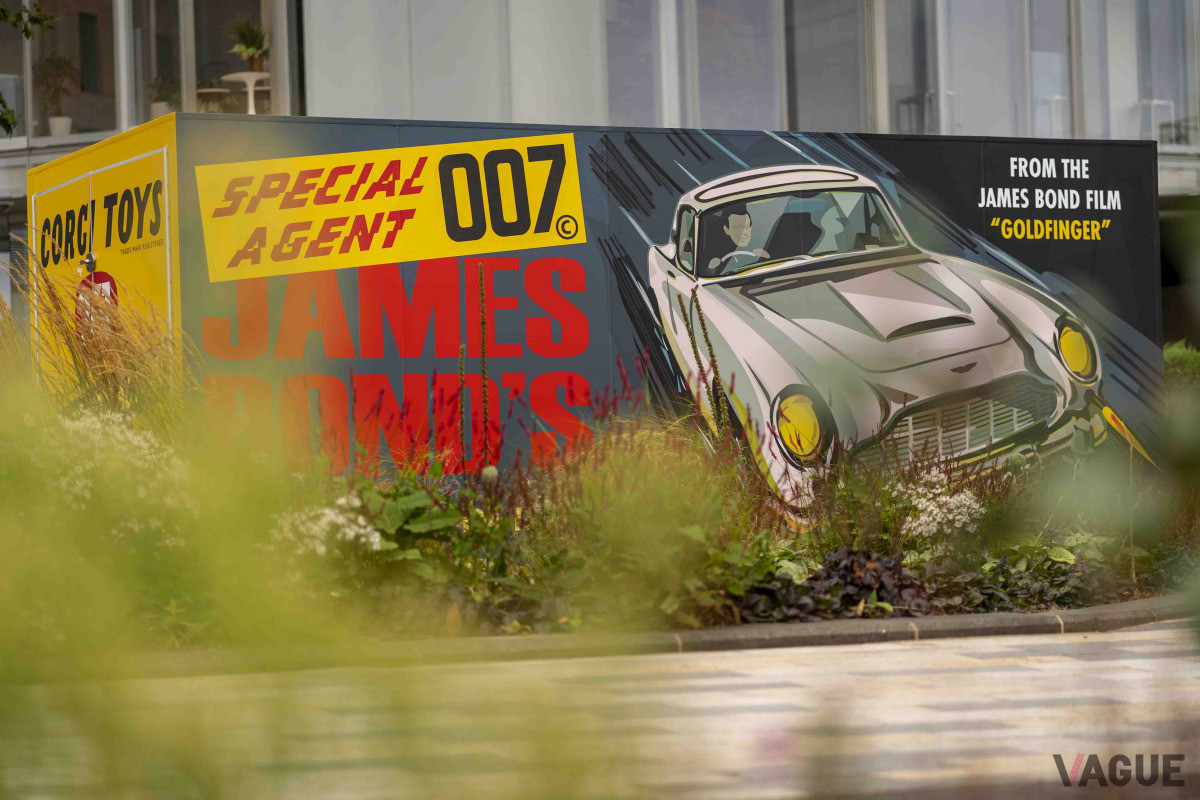 ロンドンの旧バターシー発電所に展示されたフルサイズ・レプリカのコーギーDB5ボックス「DB5ゴールドフィンガー コンティニュエーション」