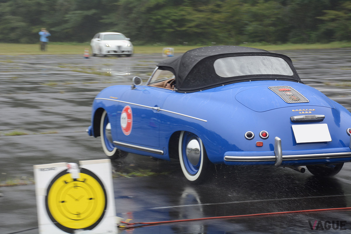 P.C.計測用のエアチューブを踏んだのち、再加速してゆくポルシェ356スピードスター