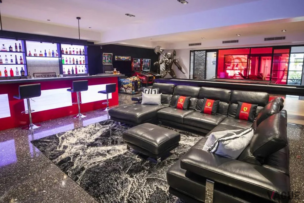男の夢が詰まったMancave。クルマ好きならまずフェラーリのクッションに目が行ってしまう（C）realestate