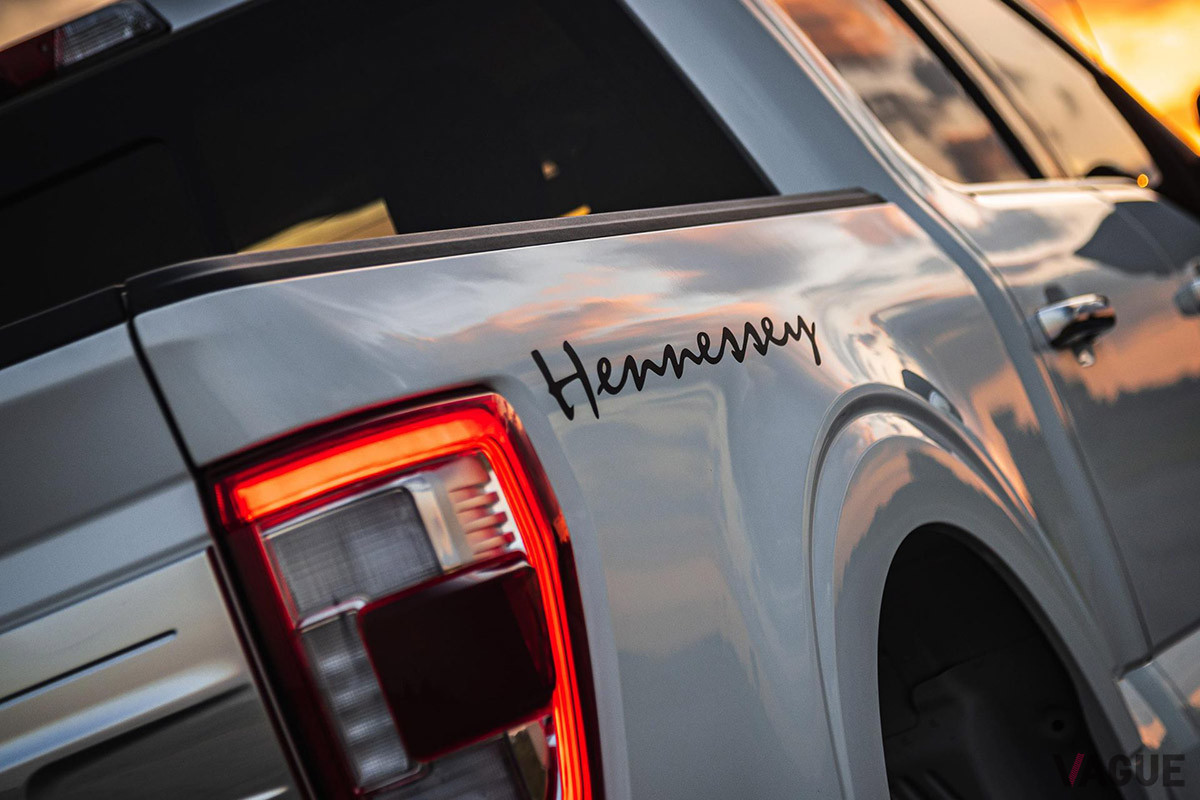 「Hennessey」のロゴがボックスの左右に入る