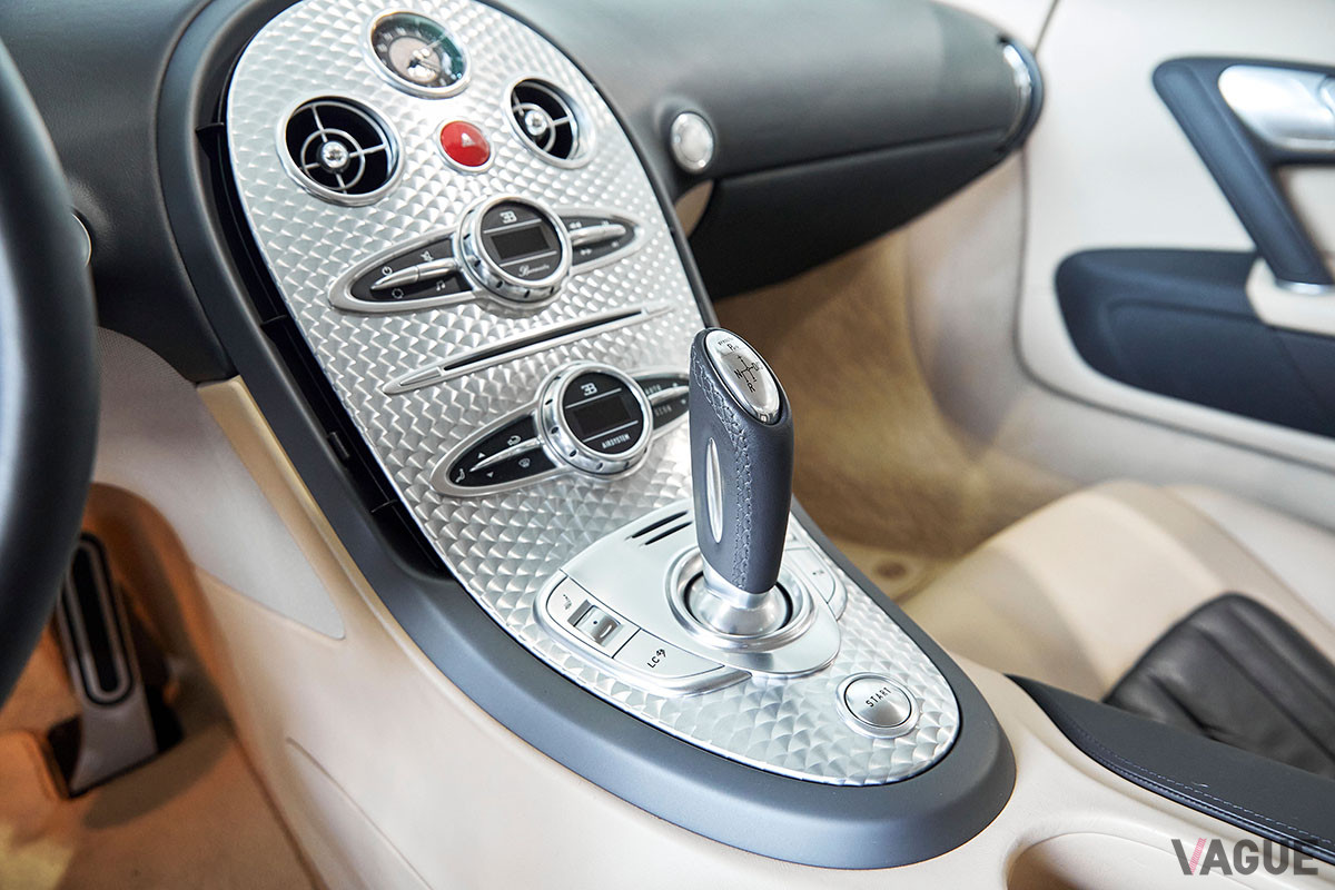 約1億7000万円で落札されたブガッティ「ヴェイロンEB16.4」（C）2021 Courtesy of RM Sotheby's