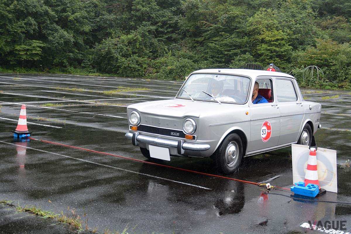 P.C.競技の計測エアチューブを目前にして、じっくりとタイミングを計るシムカ1000GLS