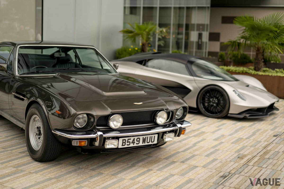 新作の『No Time To Die』に登場するクラシックモデルのアストンマーティン「V8」とミッドシップハイパーカー「ヴァルハラ」