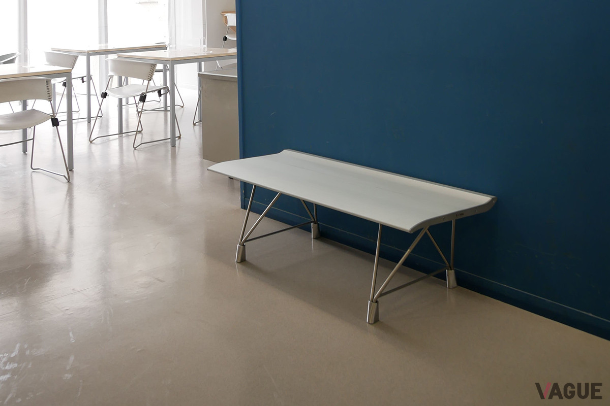 アルミニウムとステンレススチールのAeroは、どのような色の壁・床にもマッチする