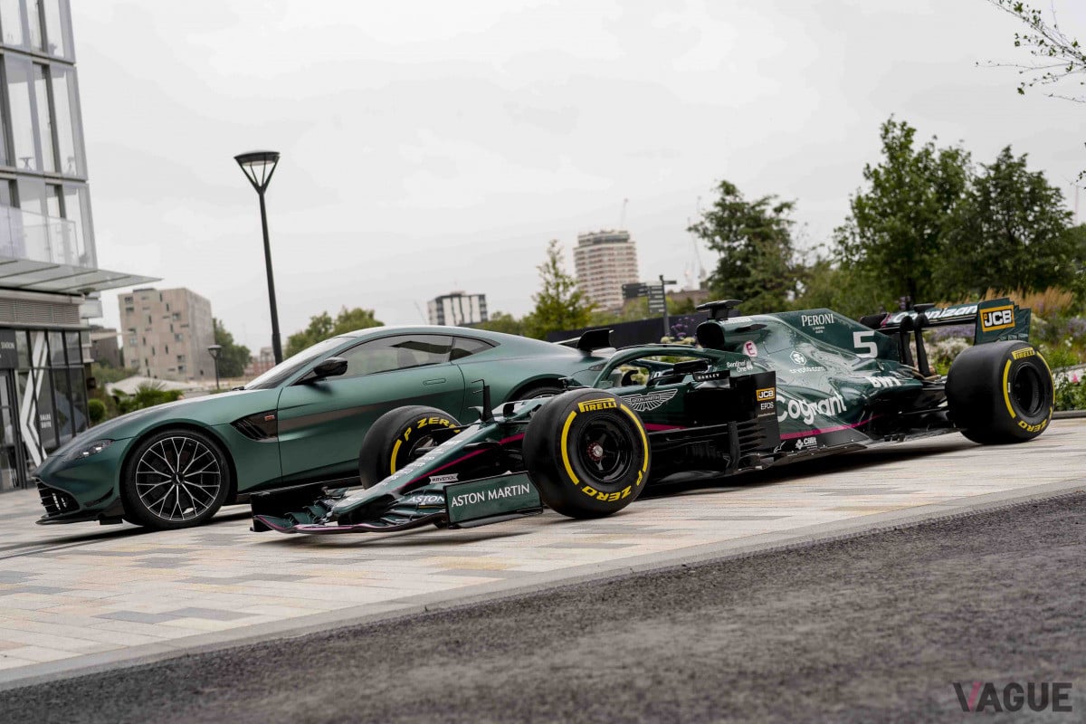 披露会では、「ヴァンテージF1エディション」とF1も展示された