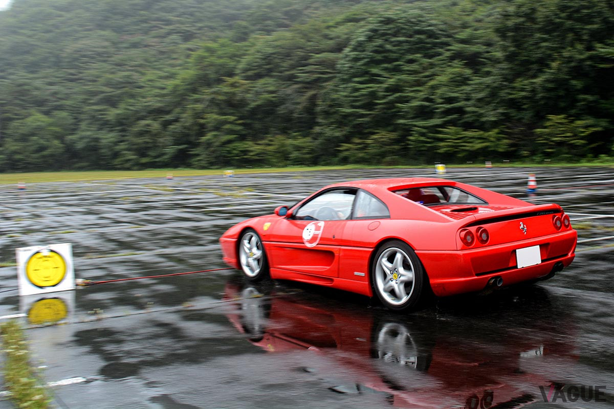P.C.競技に真剣に取り組むフェラーリF355ベルリネッタ