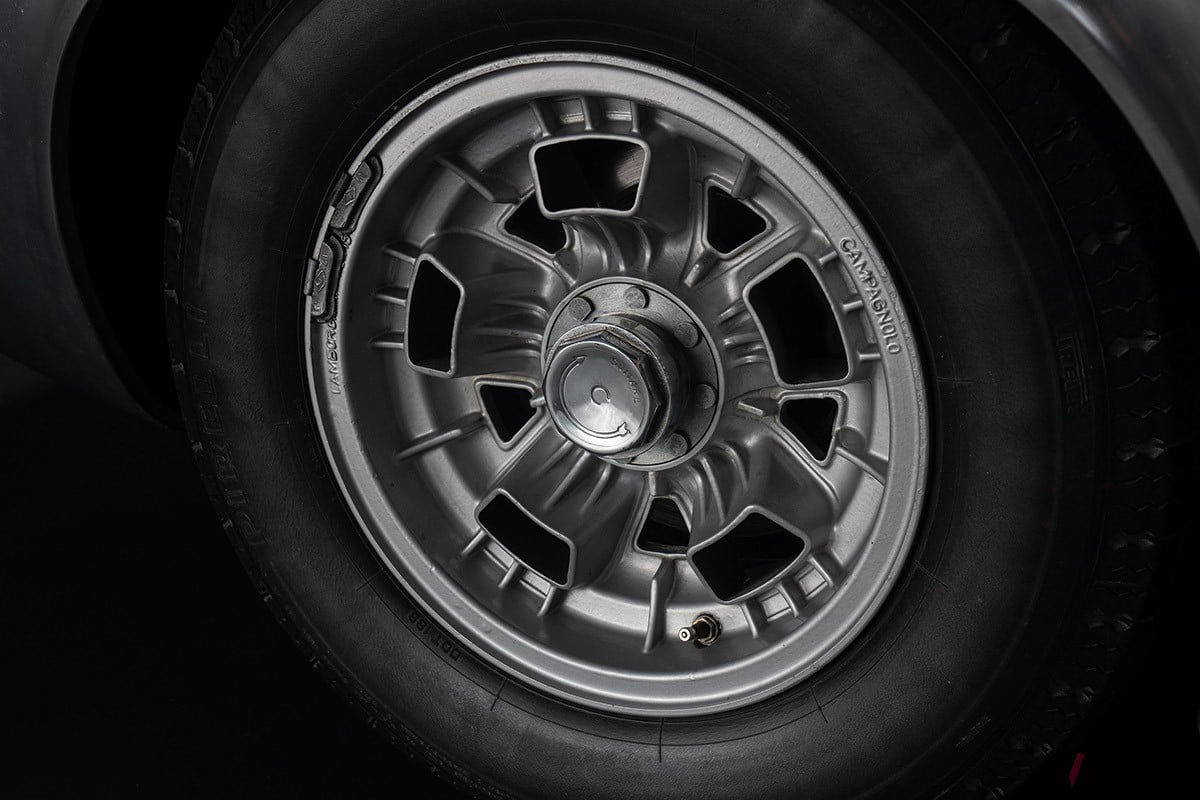 約2億3085万円で落札されたランボルギーニ「ミウラP400S」（C）2021 Courtesy of RM Sotheby's