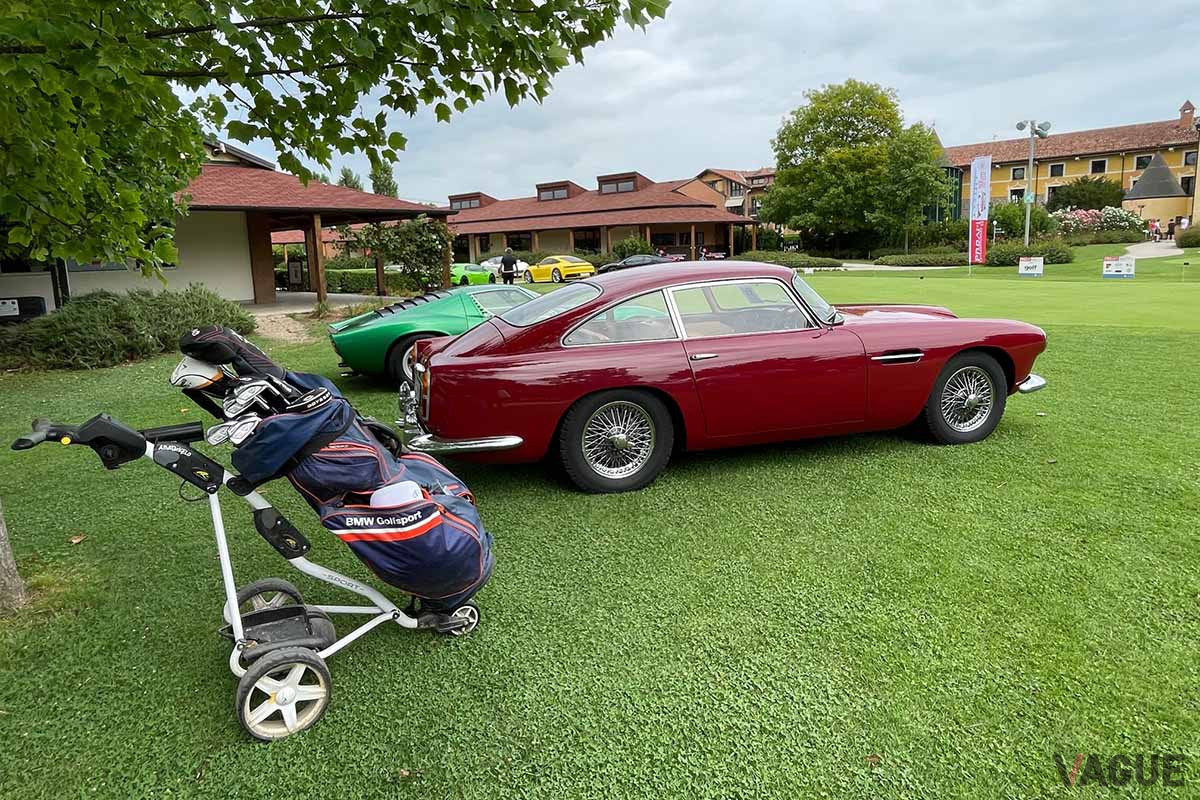 クラシックカーを背景にゴルフバック