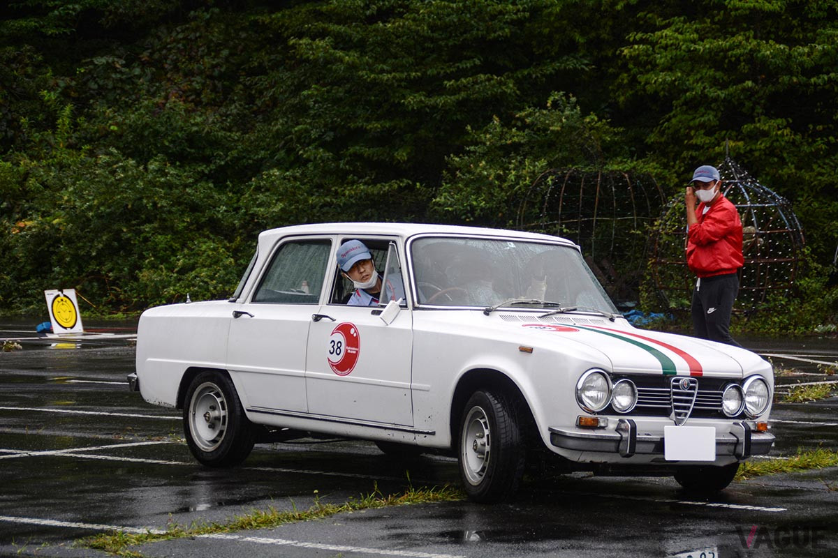 勅使河原さんのアルファロメオ・ジュリア。このクルマを両手だけで操りながら、時にはP.C.協議の計測も自らおこなう彼は、まさにスーパーマン