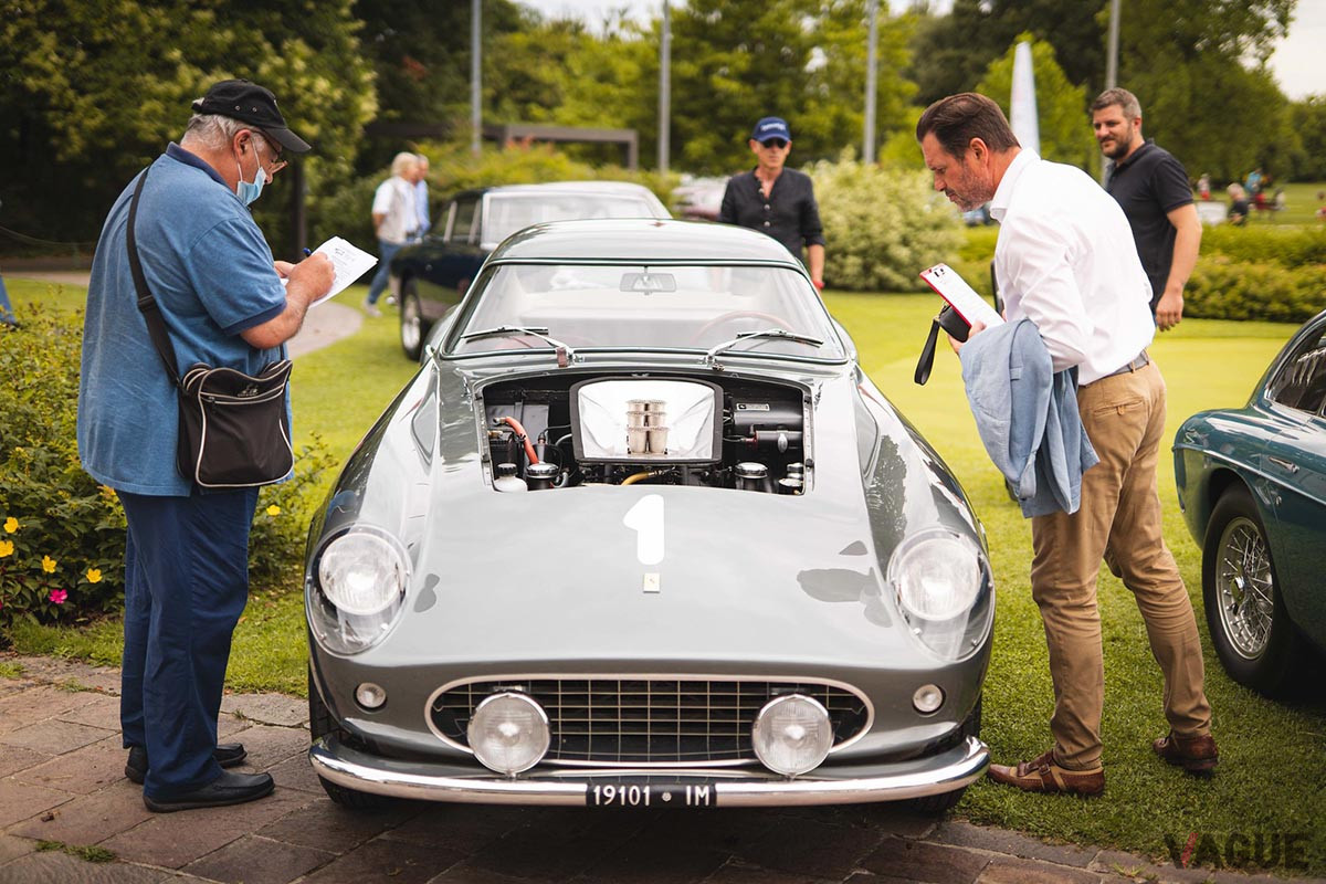 フェラーリ「250GT TDF」の審査中の風景