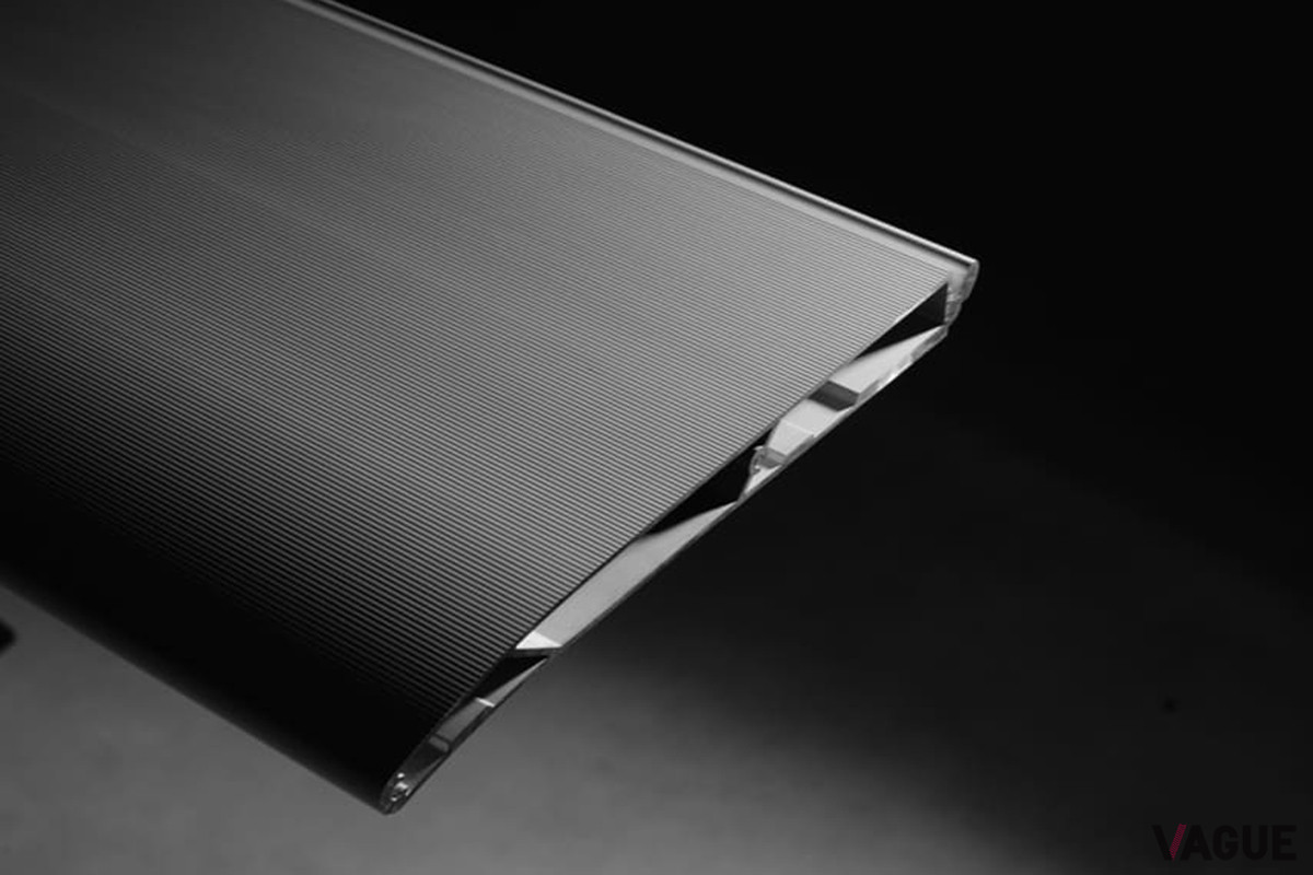 飛行機の翼を思わせる2種類の断面のアルミ形材