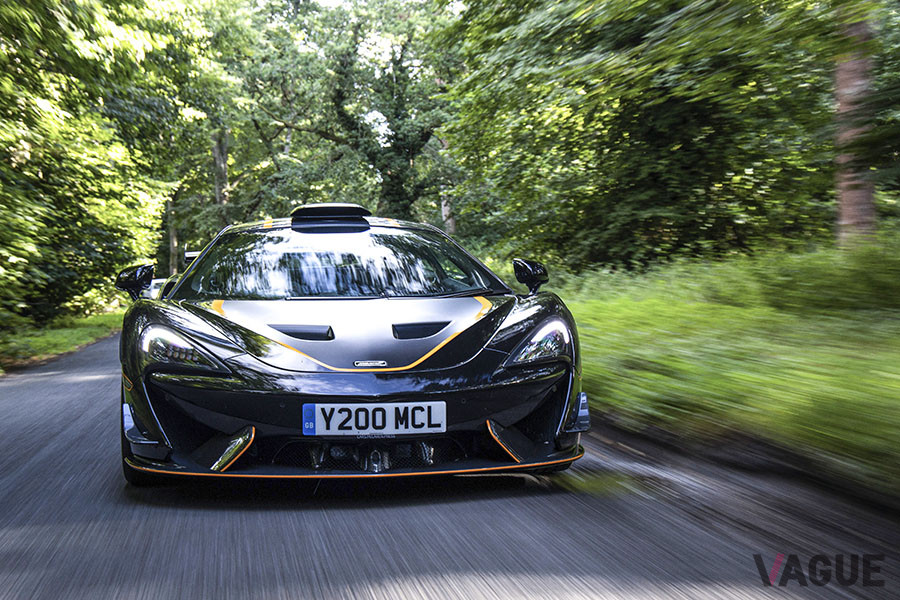 レース仕様の「570S GT4」をベースに、オンロードでの走行を可能にした「620R」