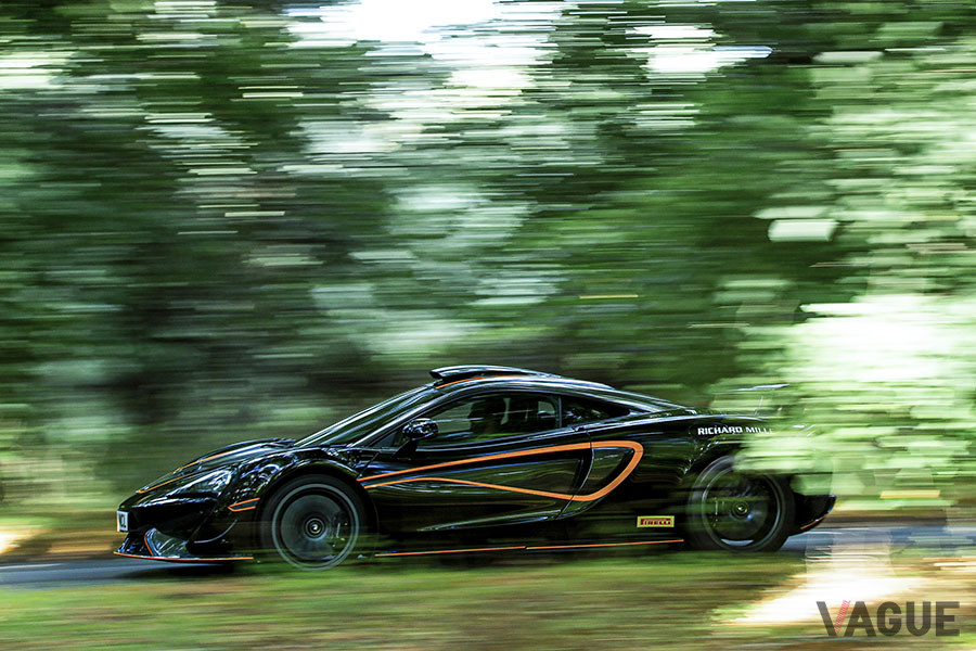 レース仕様の「570S GT4」をベースに、オンロードでの走行を可能にした「620R」