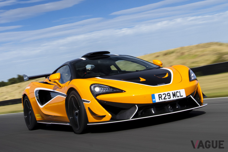 レース仕様の「570S GT4」をベースにさらにパフォーマンスを強化した「620R」