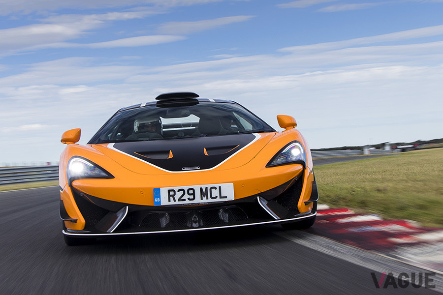 レース仕様の「570S GT4」をベースにさらにパフォーマンスを強化した「620R」
