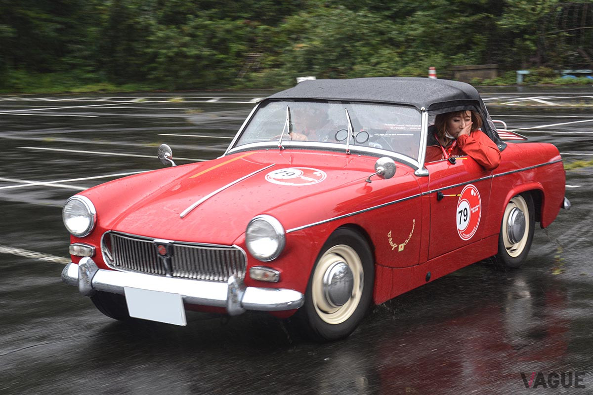 新谷／爰野組の1962年型MGミジェット。ナビゲーターがスタートラインを注視している