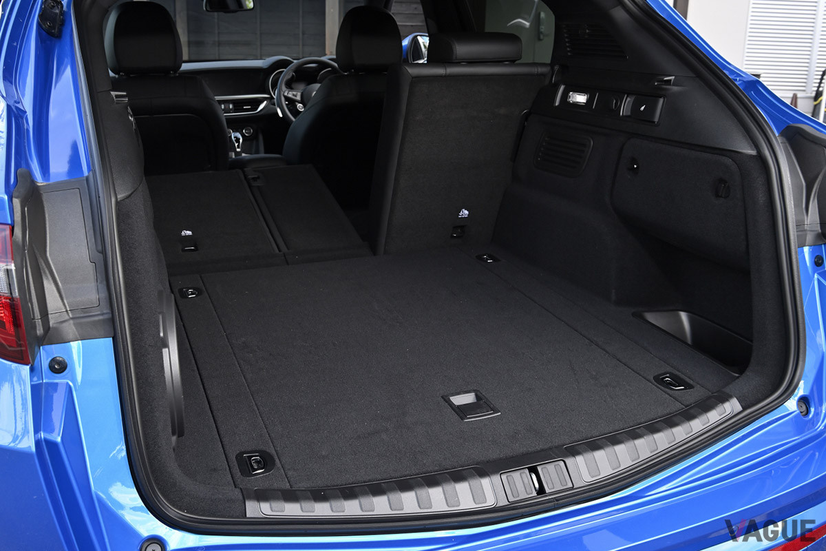 ラゲッジは4：2：４の可倒分割式となっている