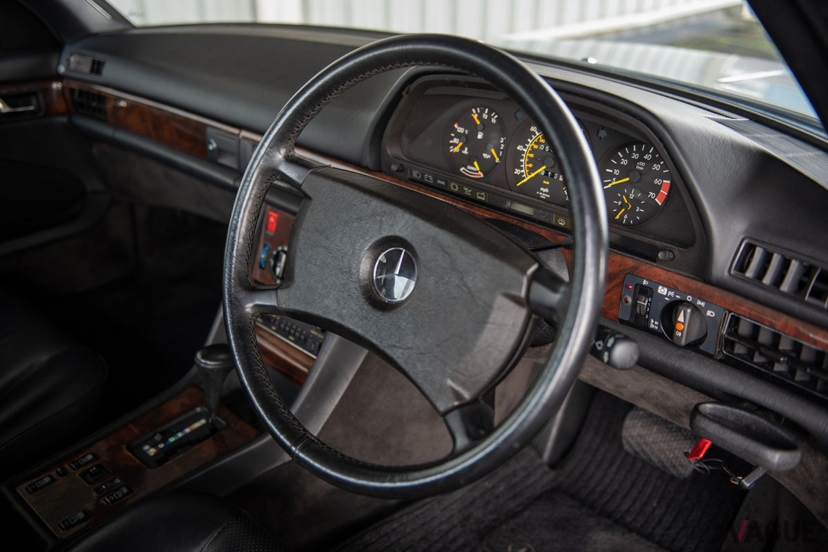 約183万円で落札されたメルセデス・ベンツ「500SEC」（C）2021 Courtesy of RM Sotheby's