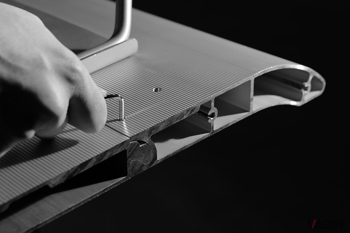 脚1本に対してＭ6のサイズのボルトを8箇所で固定