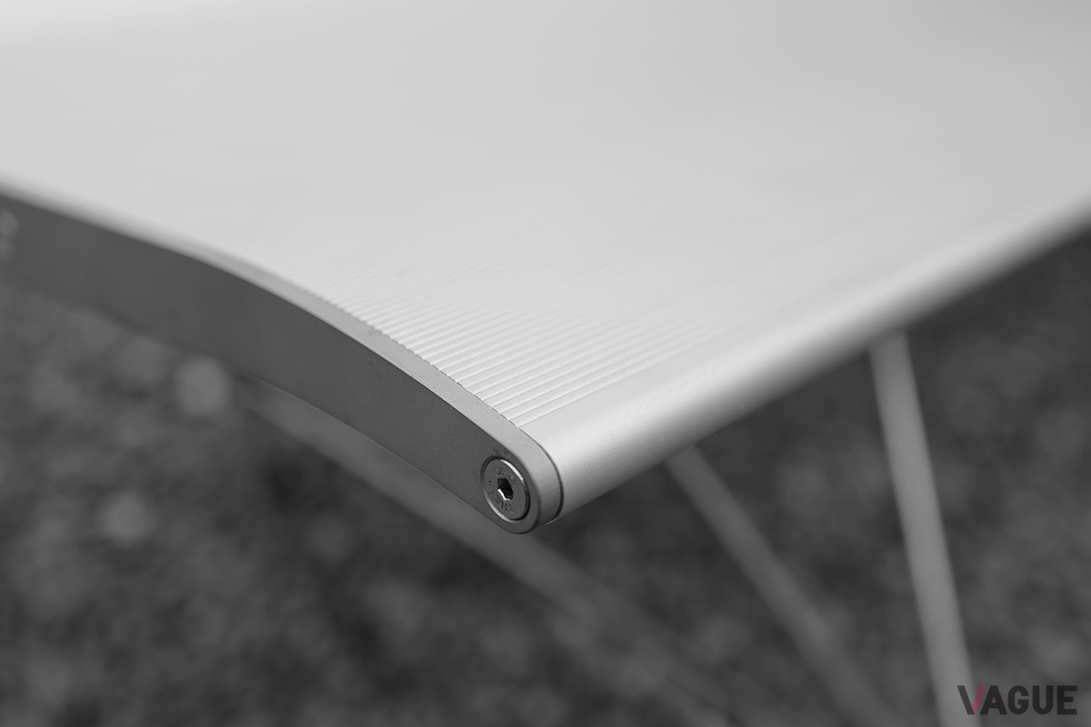 アルミ押出形材の座面の端部は、6ミリのステンレスプレートをサンドブラスト処理し、六角穴付き皿ボルトで接合