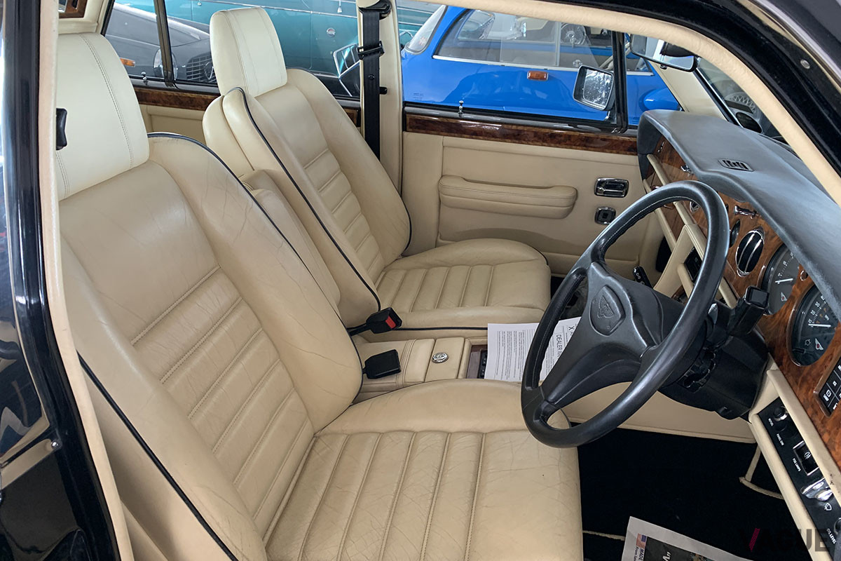 約104万円で落札されたベントレー「ターボR」（C）2021 Courtesy of RM Sotheby's