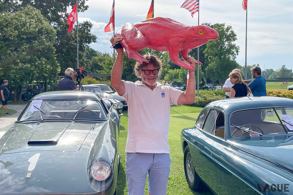 ピンクのカエルとアーティスト、ロベルト・ベルタッツォン氏