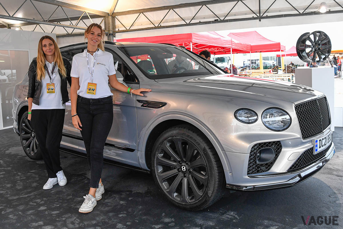 カーボンのホイールのBucci Compositesのブース。「ベンテイガ」に装着してアピール