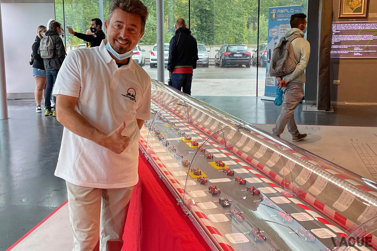 フェラーリの歴史をミニカーで表現。作者のエリス・サルネージ