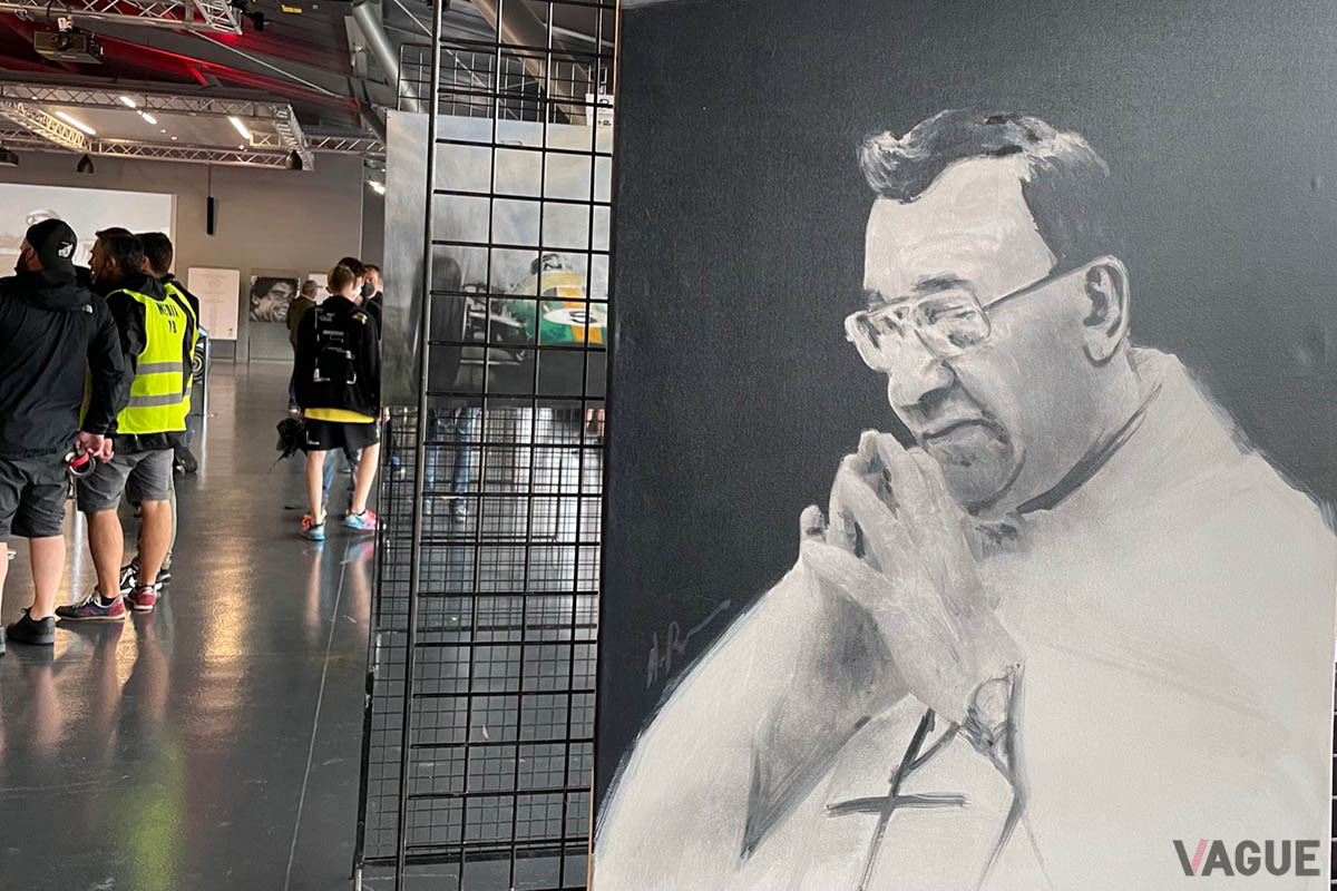 多くのドライバーに祈りを捧げたドン・セルジョ神父の肖像画