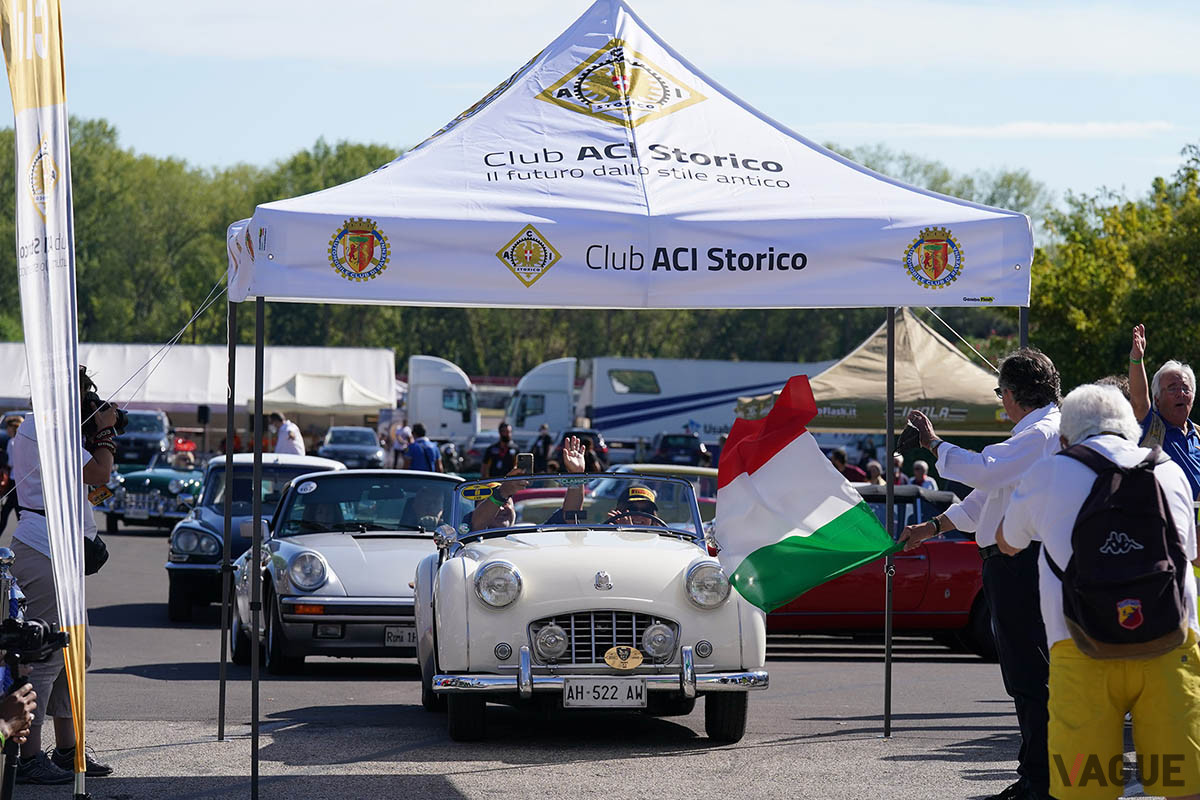 ACI Storico ヒストリックカーパレードのスタートの模様