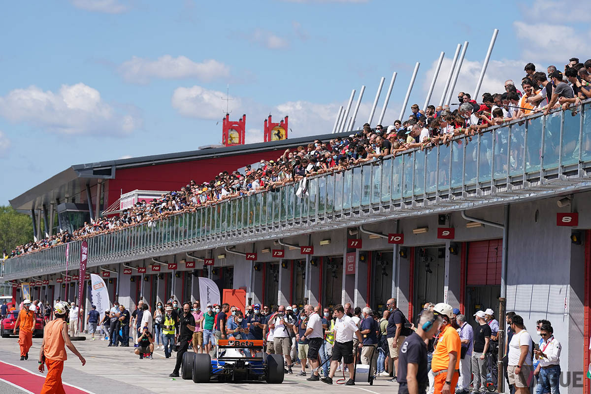 パドック、そして屋上にもたくさんの観客が