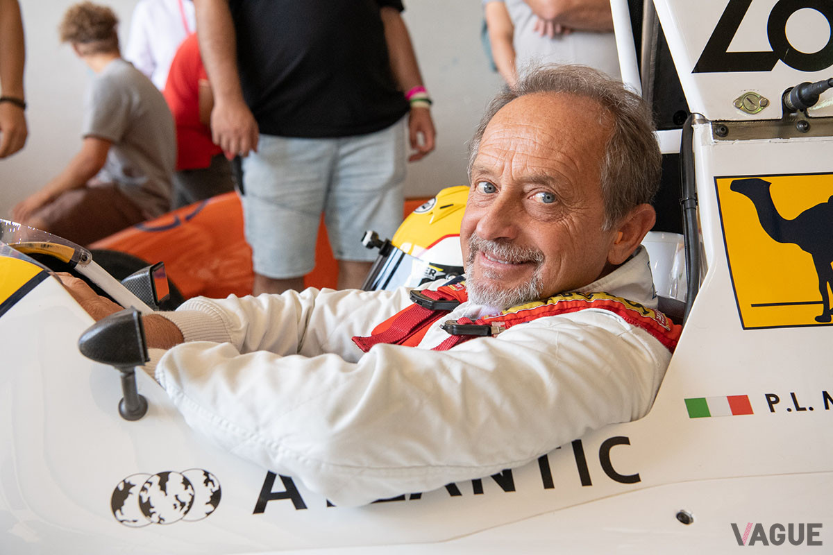 ミナルディ「M189」のステアリングを握るピエル・ルイジ・マルティーニ