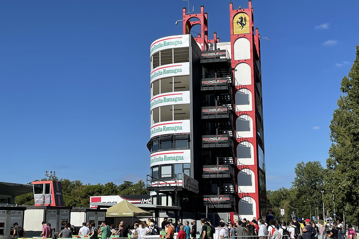 イモラサーキットに聳える塔、フェラーリの跳ね馬が印象的