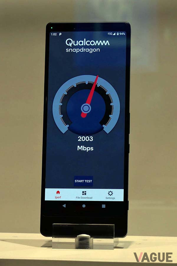 ソニーがMWC2019に出展した5G対応の「Xperia 1 II」。有機ELディスプレイを使い、色再現性の高さを訴えていた