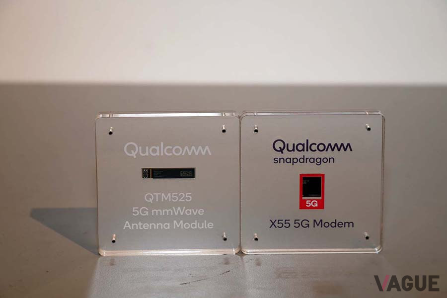 移動通信の中核技術を開発するクアルコムがMWC2019で発表した5G用モデム「Snapdragon X55」(右)。左は5G用アンテナモジュール