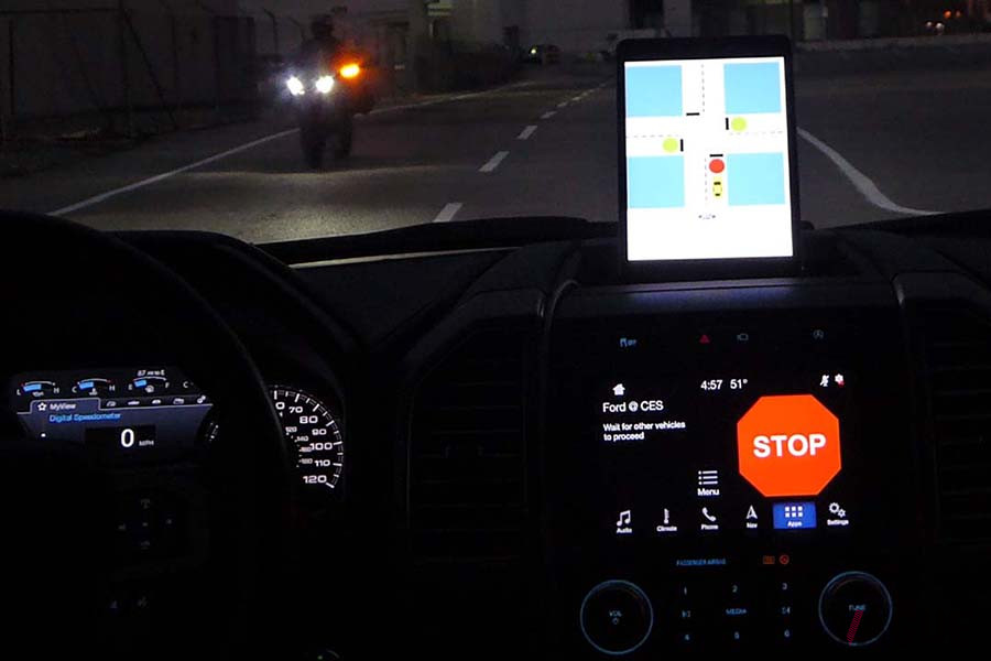 CES2020ではクアルコムが、5Gを想定した走行実験をおこなった。左右から来る車両の存在をV2Xで当該車に伝えて停止／発進させている