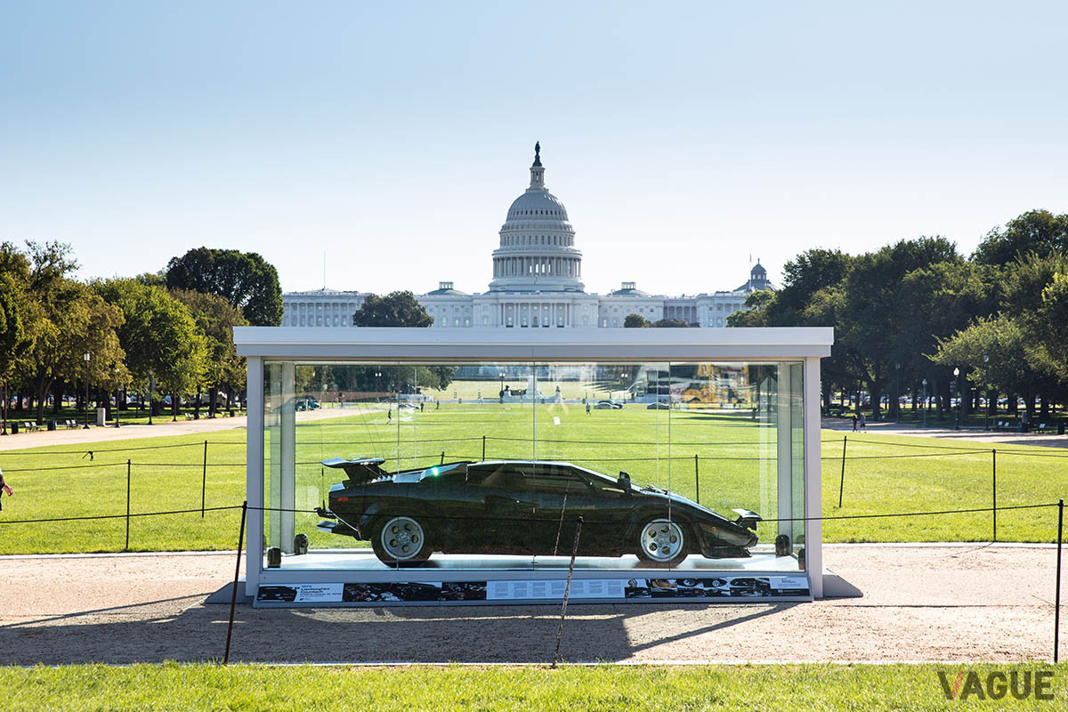 ワシントンDCのアメリカ連邦議会図書館前に飾られたランボルギーニ「カウンタックLP400S」