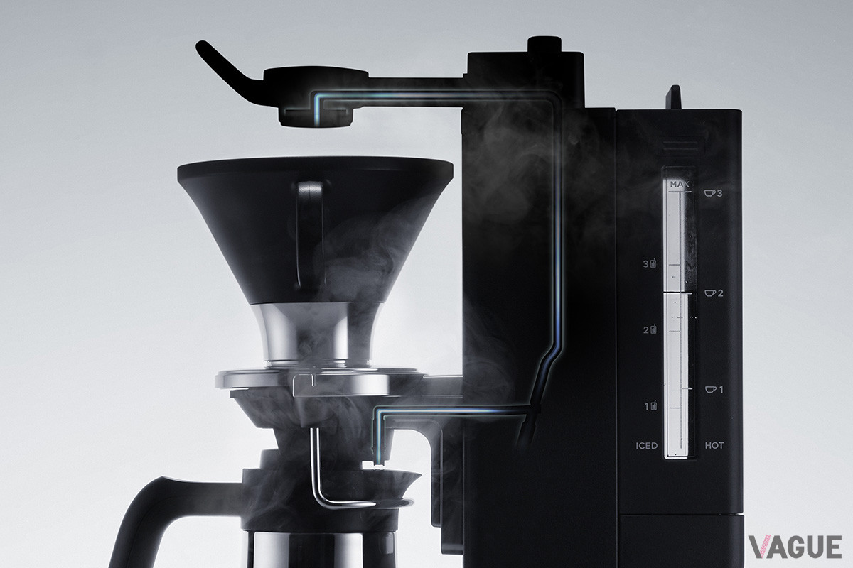 バイパス注湯では、タイミングを見計らってドリッパーへの注湯をストップし、サーバーに抽出されたコーヒーの凝縮された成分と温度を調節すべく、第2の注湯口から仕上げの加水をおこなう