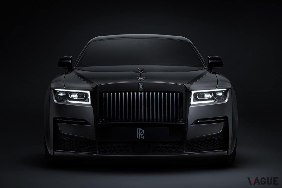 「パンテオン」型ラジエーターグリルや「スピリット・オブ・エクスタシー」は、ダークティント仕上げ「ミラー・ブラック・クローム・フィニッシュ」とされる