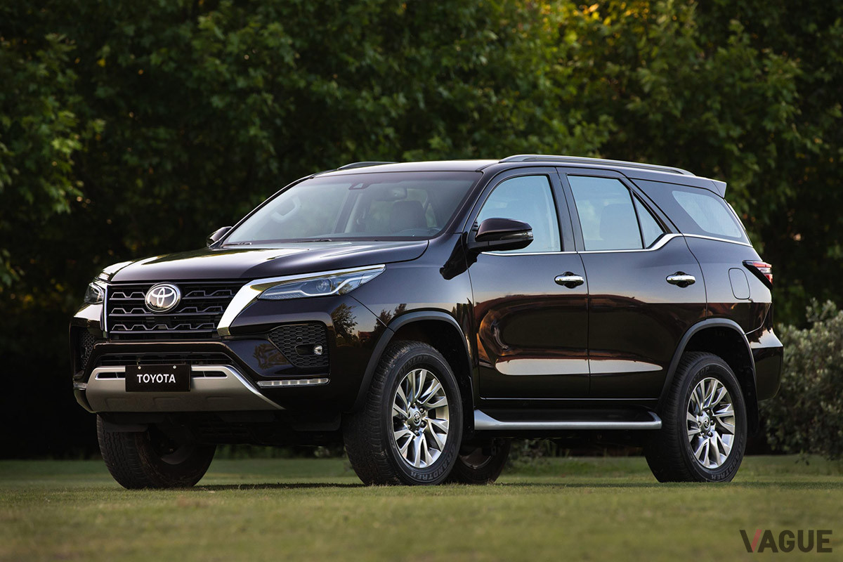 ハイラックスSW4（フォーチュナー）はハイラックスの姉妹車で、日本未発売車だ。7人乗車が可能でオンロード性能もそれなりに備えている（C）トヨタ自動車