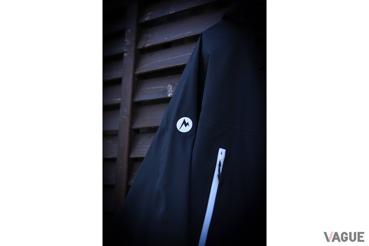 ホワイトで統一されたマウンテンロゴ・フロントスラッシュポケット