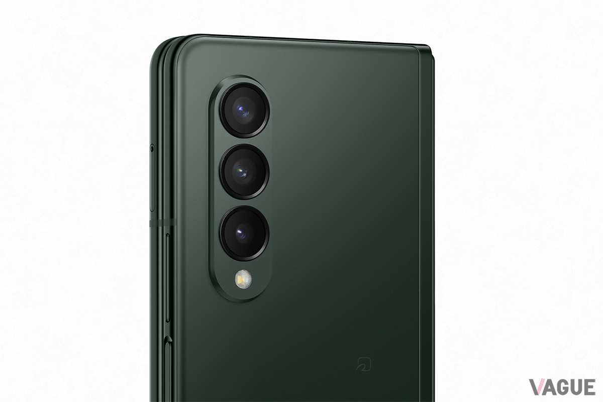 「Galaxy Z Fold3 5G」のアウトカメラは、広角・超広角・望遠のいずれも約1200万画素の3眼式。超広角は視野角123度、望遠は光学2倍×デジタル5倍の最大10倍ズームが可能だ