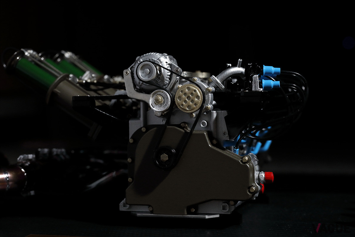 エンジン本体はもちろんのこと、補記類やベルト類の再現度も非常に高い