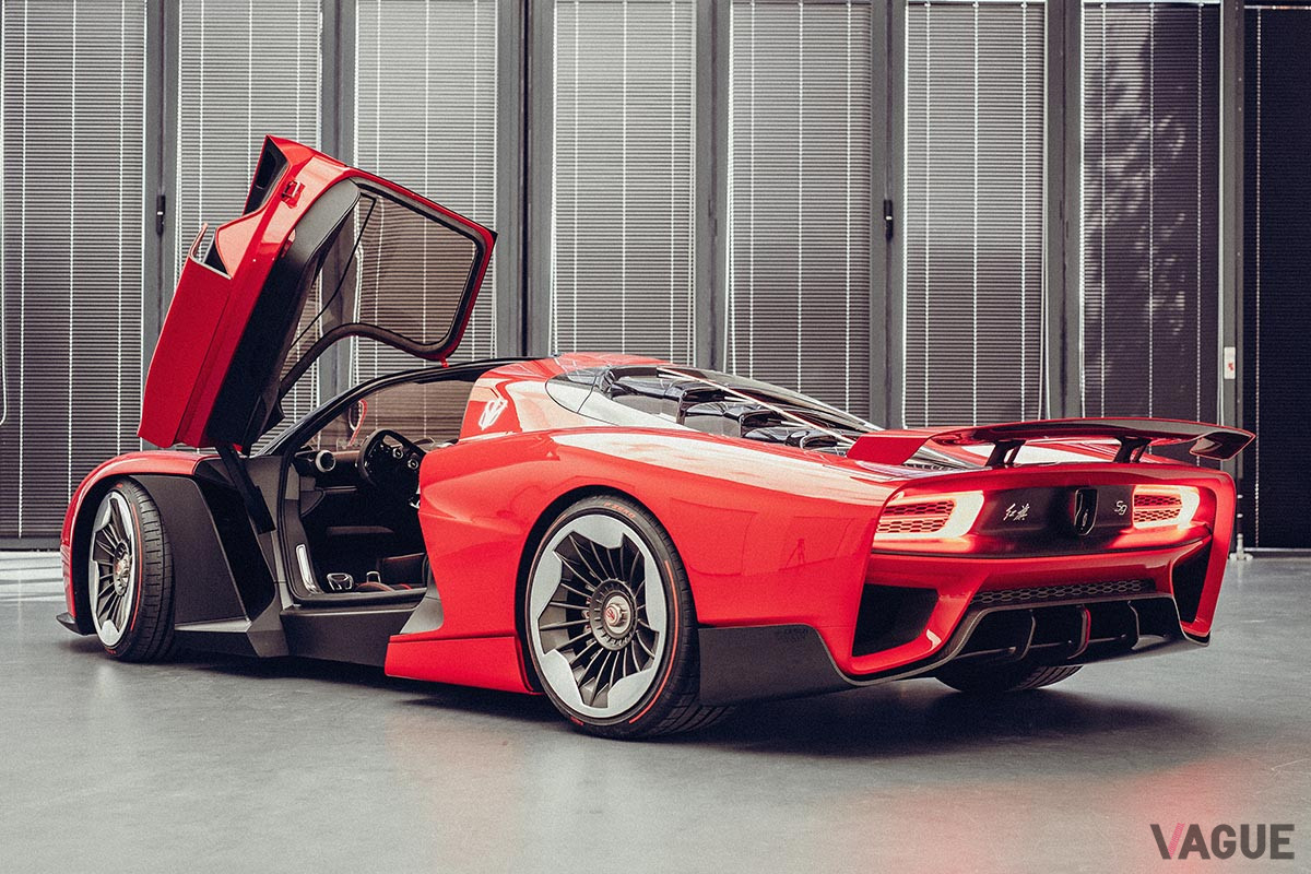 スーパーカーらしくディヘドラルドアを搭載する（C）Silk EV-FAW