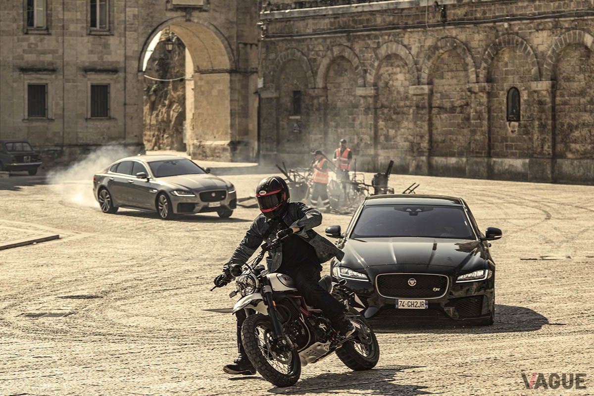イタリア南部の都市マテラ街を激走するジャガー「XF」