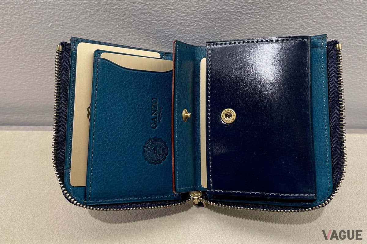 トレンドの縦使いのミニウォレット。オーダー時には利き手に合わせて向きを選べる