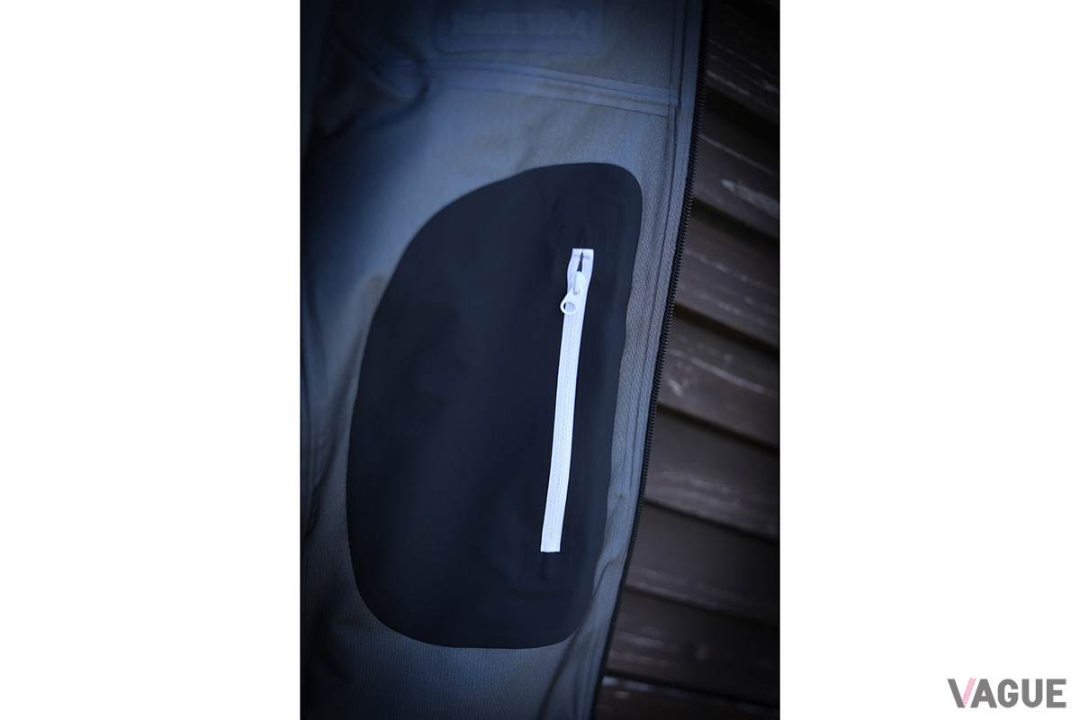 内ポケットも装備。フロントポケットと同様に白の配色でアクセント