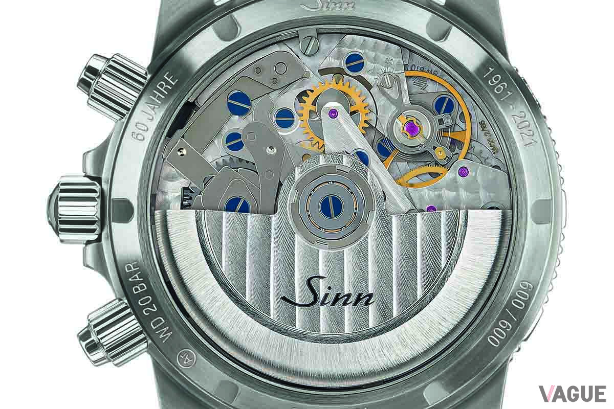 シースルーのケースバックには60周年記念モデルならではの刻印
