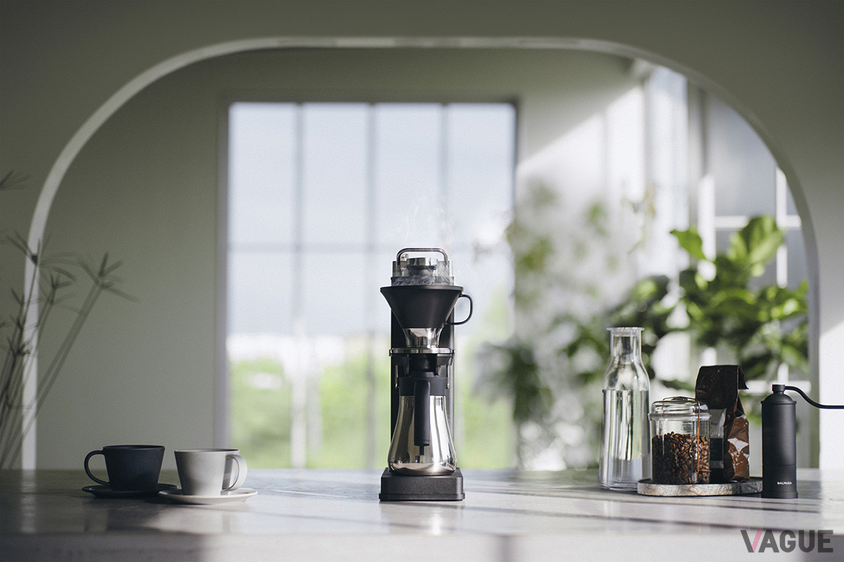 コーヒーを淹れる時間も、飲む時間も、それ以外の時間も充実したひとときとなるよう、どの角度から見ても美しい質感とデザインを採用した