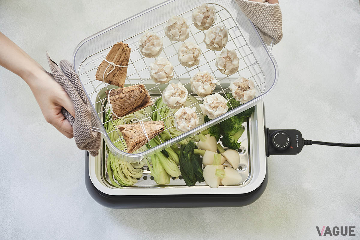 フラットプレートとたこ焼きプレートの2種を同梱するほか、別売オプションを活用すれば卓上で楽しめるメニューの幅が広がる